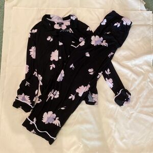 Size large vera Wang pajama set black with purple floral